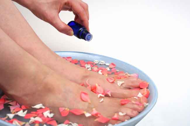 पॉलिशिंग से पहले नाखून पानी में न भिगोये